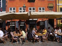 Caf� unter Sonnenschirmen